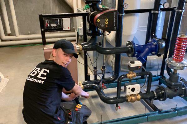 Varmepumpe i størrelse XL er en fed udfordring for enhver VVS-lærling